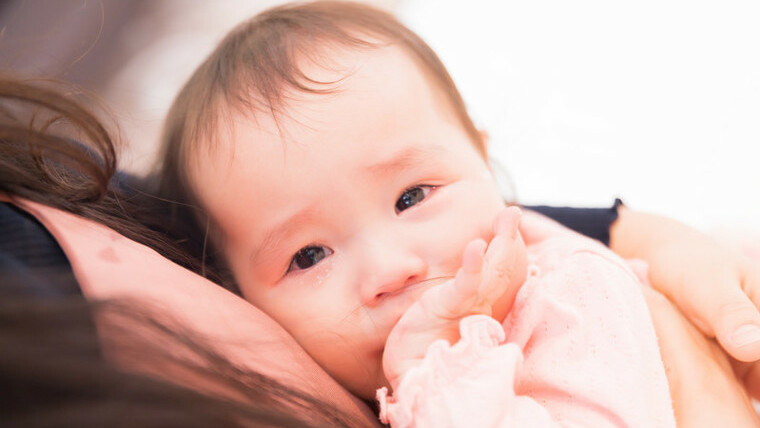 授乳中に泣くのは片方だけ えずく 嫌がる が急に始まったときについても 母乳育児