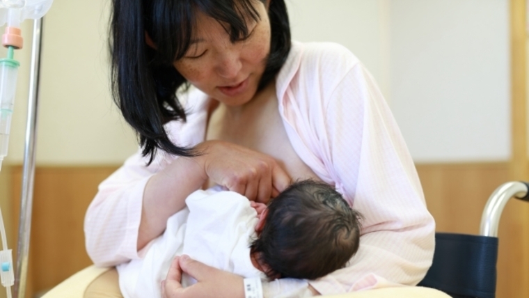 授乳中にくねくね動くし怒るときは ぐずる時に出来る落ち着かせ方6個 母乳育児